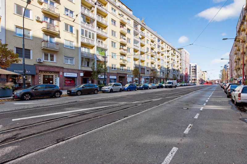 I PREDAJ Priestranný 3-izb. byt v centre Krížna/Blumentálska - Ulica Krížna v Bratislave - Staré Mesto sradom bytmi a obchodmi.