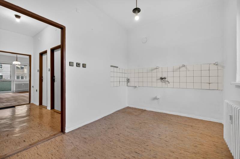 I PREDAJ Priestranný 3-izb. byt v centre Krížna/Blumentálska - Časť interiéru 3-izbového bytu s podlahou s dreveným dekorom a kachličkami na stene.