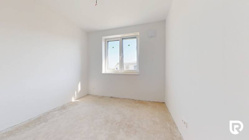 5-izbový dvojdom s predzáhradkou pre rodiny v pokojnej zóne - Svetlá miestnosť s oknom a nedokončenou podlahou v 5 a viac izbovom byte.