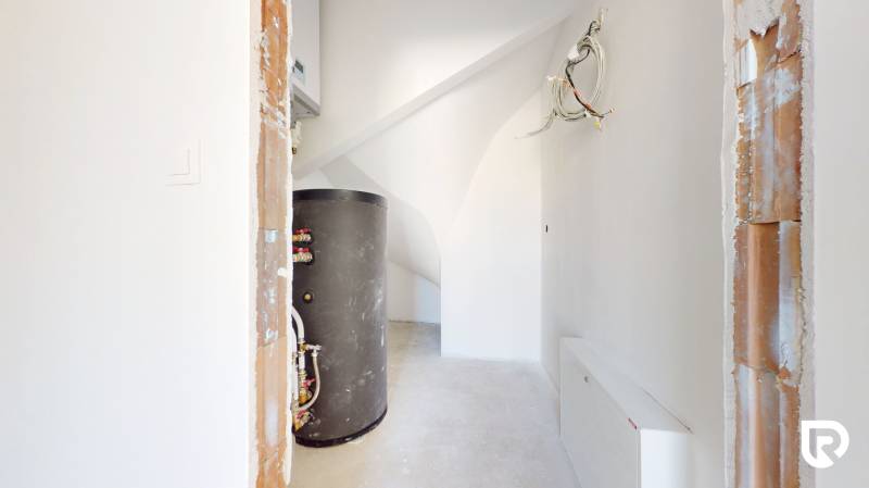 5-izbový dvojdom s predzáhradkou pre rodiny v pokojnej zóne - Technická miestnosť s bojlerom a kabelážou v 5 a viac izbovom byte.