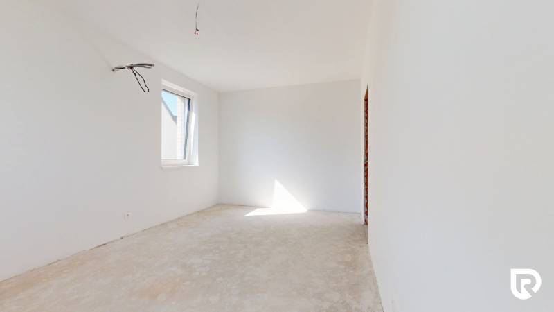 5-izbový dvojdom s predzáhradkou pre rodiny v pokojnej zóne - Prázdna miestnosť s oknom a nedokončenou podlahou v 5 a viac izbovom byte.