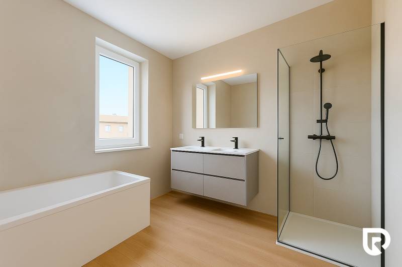 5-izbový dvojdom s predzáhradkou pre rodiny v pokojnej zóne - Kúpeľňa s vaňou, sprchovacím kútom, umývadlom a podlahou s dreveným dekorom v päťizbovom byte.