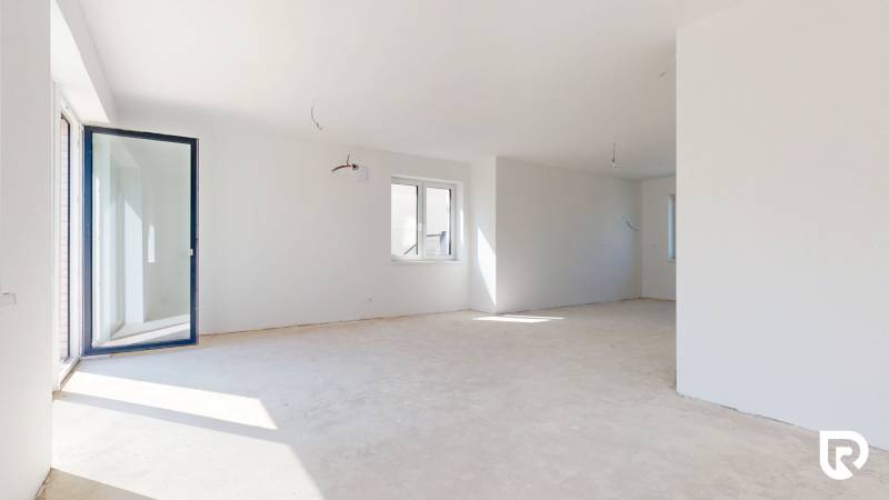 5-izbový dvojdom s predzáhradkou pre rodiny v pokojnej zóne - Priestranná izba s veľkými oknami v 5 a viac izbovom byte.