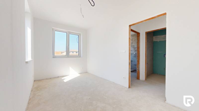 5-izbový dvojdom s predzáhradkou pre rodiny v pokojnej zóne - Prázdna miestnosť s oknom v 5 a viac izbovom byte a nezakrytou podlahou.