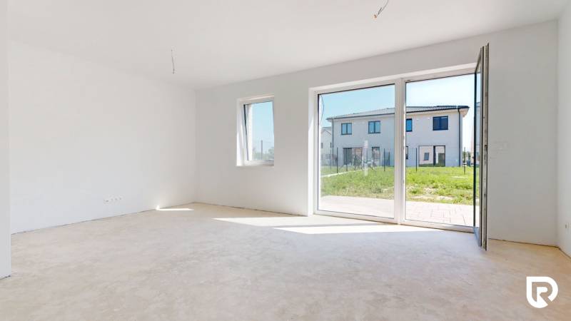 5-izbový dvojdom s predzáhradkou pre rodiny v pokojnej zóne - Priestranná miestnosť s veľkým oknom v 5 a viac izbovom byte.