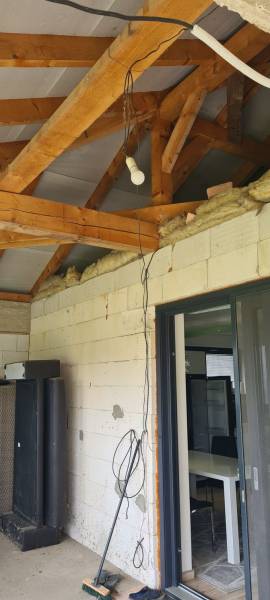 Predaj 4-izbového rodinného domu s veľkou záhradou v Semerove - Rodinný dom v Semerove s odkrytým dreveným trámovým stropom a provizórnym elektrickým vedením.