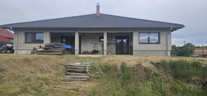 Predaj 4-izbového rodinného domu s veľkou záhradou v Semerove - Rodinný dom v Semerove s neomietnutou terasou a udržiavaným dvorom.