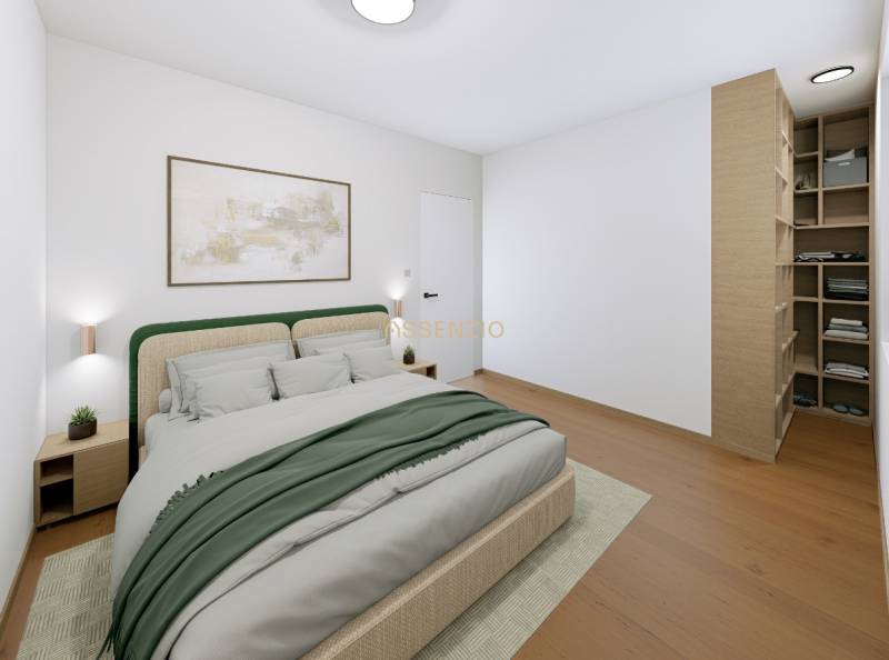 2 IZBOVÝ BYT 54,16m2 - KOMPLET PREROBENÝ -SVETLÁ ULICA - Spálňa v 2-izbovom byte s posteľou, obrazom a podlahou s dreveným dekorom.