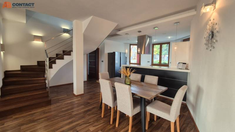 Reprezentatívny 5-izbový rodinný dom pri Piešťanoch - Jedáleň a schodisko v rodinnom dome s podlahou s dreveným dekorom, otvorený priestor.