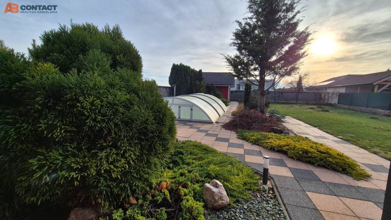 Reprezentatívny 5-izbový rodinný dom pri Piešťanoch - Záhrada pri rodinnom dome na Veterná ulici v Krakovanoch s bazénovým prekrytím.