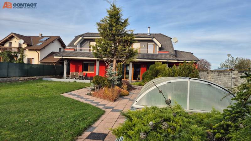 Reprezentatívny 5-izbový rodinný dom pri Piešťanoch - Rodinný dom na Veterná ulici v Krakovanoch so záhradou a skleníkom.