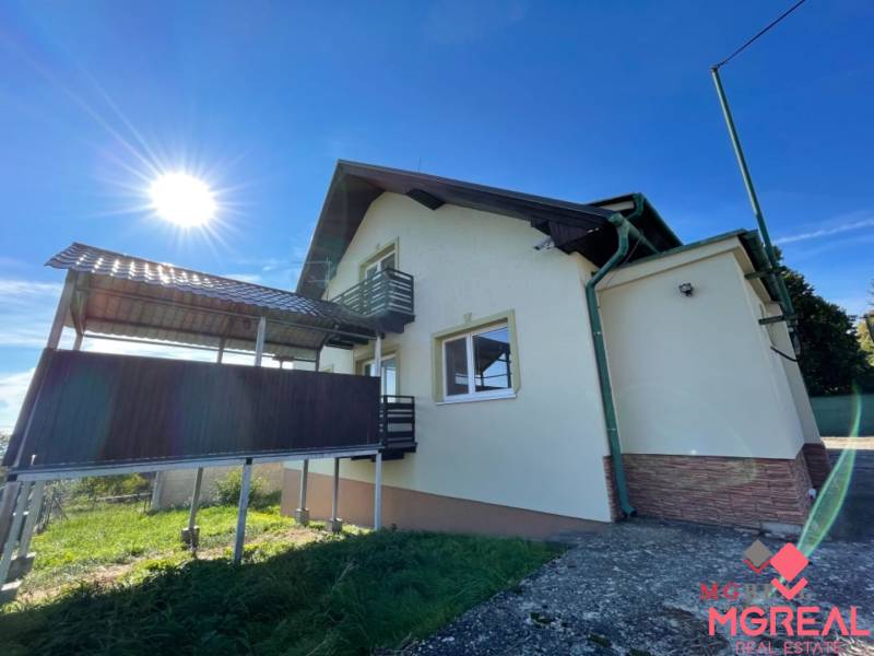 Veľký rodinný dom Podhradie  - Rodinný dom na Hlavnej ulici v Podhradí, so slnkom nad terasou.