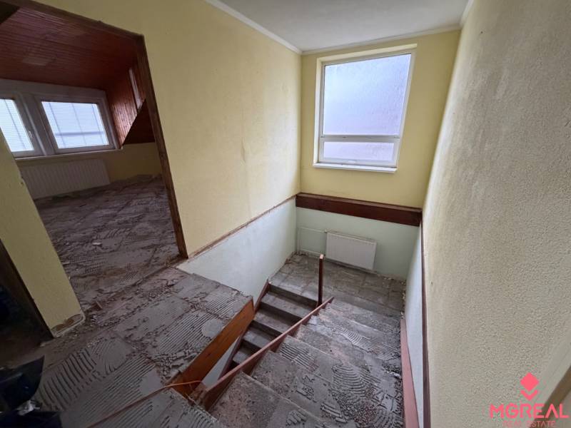 Veľký rodinný dom Podhradie  - Schodisko s oknom a miestnosťou v rodinnom dome; štúdia rekonštrukcie.