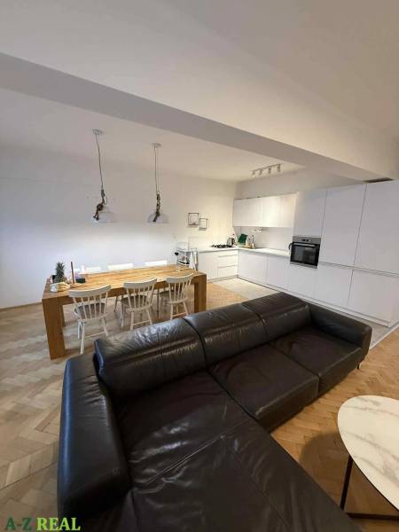 Prenájom 4 izb. bytu, Blumentálska ulica, Staré Mesto - Kuchyňa so sedačkou a jedálenským stolom, podlaha s dreveným dekorom, 4-izbový byt.