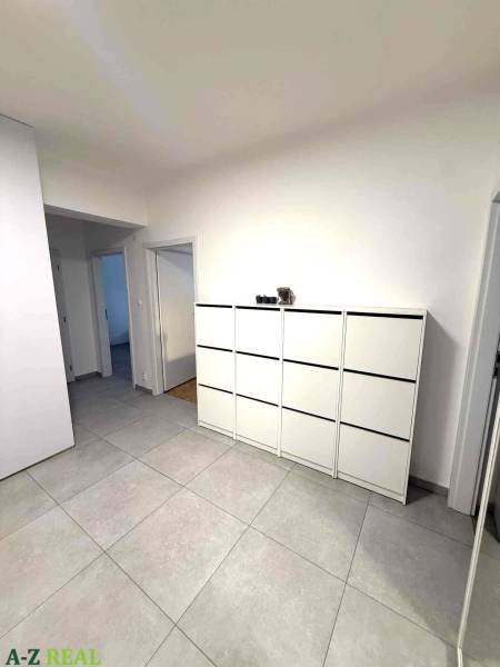 Prenájom 4 izb. bytu, Blumentálska ulica, Staré Mesto - Priestranná chodba so svetlými dlaždicami a bielou komodou v 4-izbovom byte.