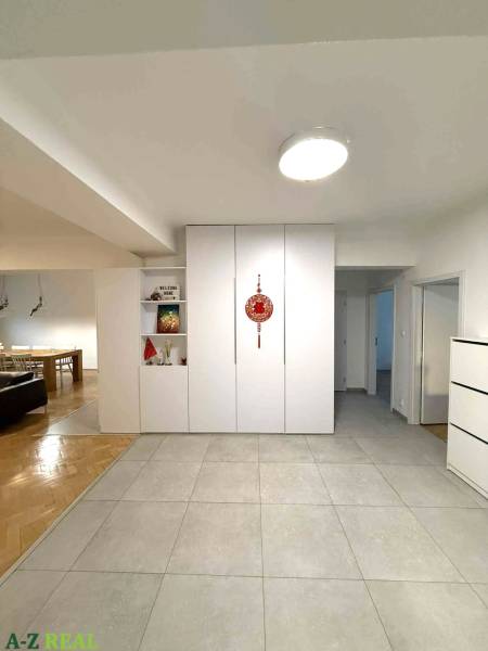 Prenájom 4 izb. bytu, Blumentálska ulica, Staré Mesto - Chodba v 4-izbovom byte s bielymi vstavanými skriňami a keramickou dlažbou.