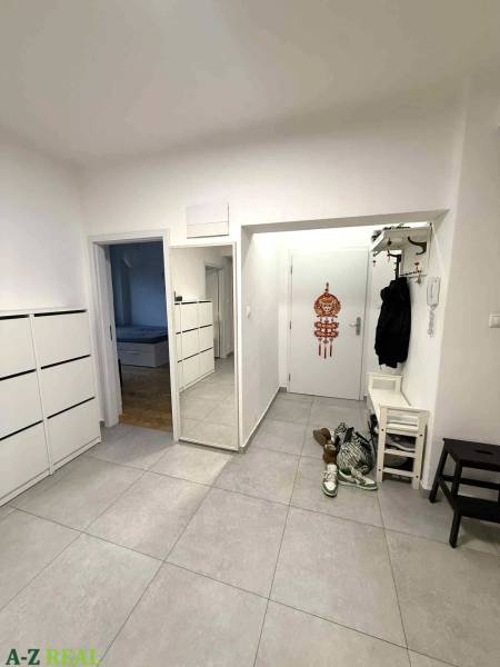 Prenájom 4 izb. bytu, Blumentálska ulica, Staré Mesto - Vstupná hala 4-izbového bytu s dlažbou a nástenným zrkadlom.