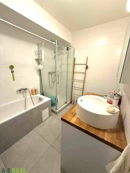 Prenájom 4 izb. bytu, Blumentálska ulica, Staré Mesto - Kúpeľňa s vaňou, sprchovým kútom a umývadlom na drevenej doske v 4-izbovom byte.