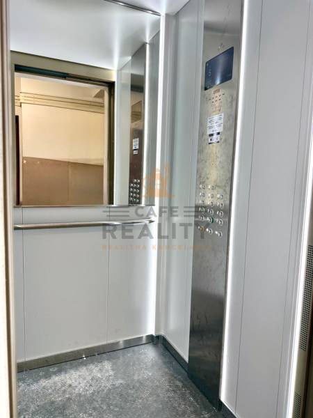 REZERVOVANÉ Na predaj 1 izbový byt, Bratislava, Dúbravka, Drobného - Interiér výťahu s kovovými panelmi a zrkadlom v 1-izbovom byte.