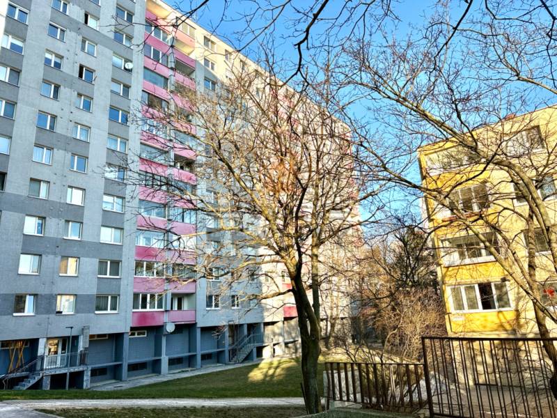 REZERVOVANÉ Na predaj 1 izbový byt, Bratislava, Dúbravka, Drobného - Exteriér panelového domu s balkónmi na Drobného ulici, Bratislava - Dúbravka.
