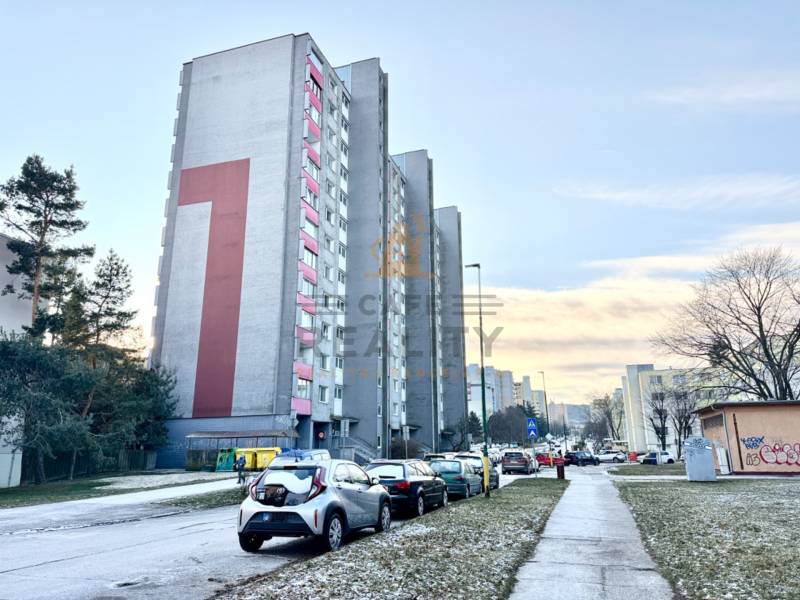 REZERVOVANÉ Na predaj 1 izbový byt, Bratislava, Dúbravka, Drobného - Panelák na ulici Drobného v Bratislave - Dúbravke obklopený autami a zeleňou.