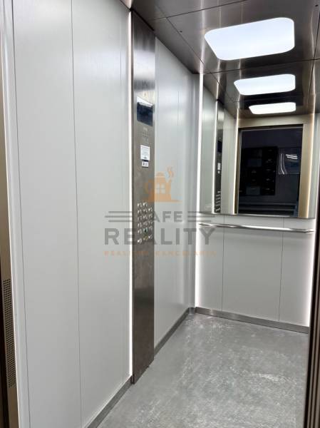 REZERVOVANÉ Na predaj 1 izbový byt, Bratislava, Dúbravka, Drobného - Interiér výťahu s nerezovým panelom a zrkadlom v 1-izbovom byte.