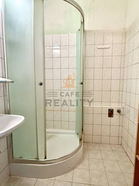 REZERVOVANÉ Na predaj 1 izbový byt, Bratislava, Dúbravka, Drobného - Kúpeľňa so sprchovým kútom a dlažbou v 1-izbovom byte.