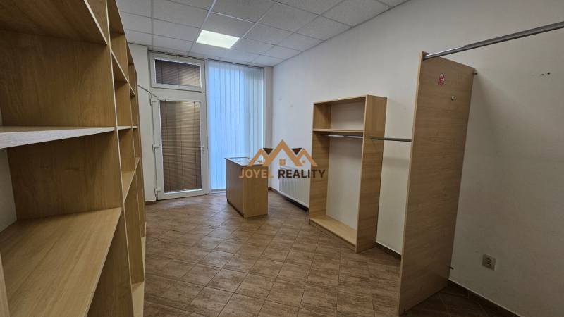 Na prenájom: Nebytový-obchodný priestor – Budovateľská ulica, Šaľa - Policové regály a úložné priestory s podlahou s dreveným dekorom.