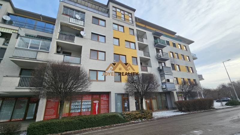 Na prenájom: Nebytový-obchodný priestor – Budovateľská ulica, Šaľa - Budova s obchodnými priestormi na Budovateľskej ulici v Šali so zimným nádychom.