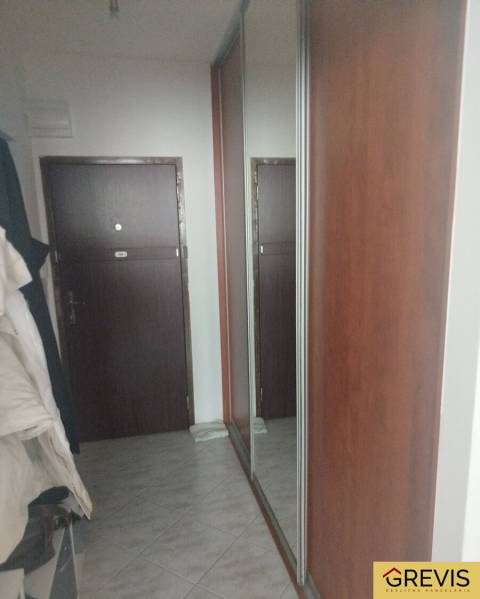 PRENÁJOM - zariadena garsónka v Dúbravke. PET FRIENDLY - Chodba s dlažbou a veľkým zrkadlom v garsónke.