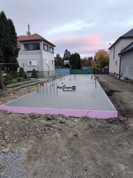 PREDPREDAJ – 2-izbový tehlový mezonet s pozemkom | Topoľčianky - Stavenisko v Topoľčiankach na Litoměřickej ulici, základová doska budúceho 2-izbového bytu.