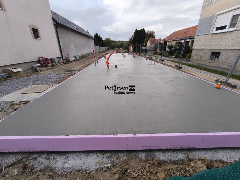 PREDPREDAJ – 2-izbový tehlový mezonet s pozemkom | Topoľčianky - Základy pre budúcu stavbu na Litoměřickej ulici v Topoľčiankach, vedľa rodinných domov.