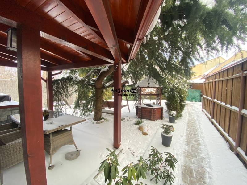 KRÁSNY DVOJPODLAŽNÝ RODINNÝ DOM NA PRENÁJOM - Zasnežená terasa pri rodinnom dome na Rampovej ulici v Košiciach s altánkom a zeleňou.