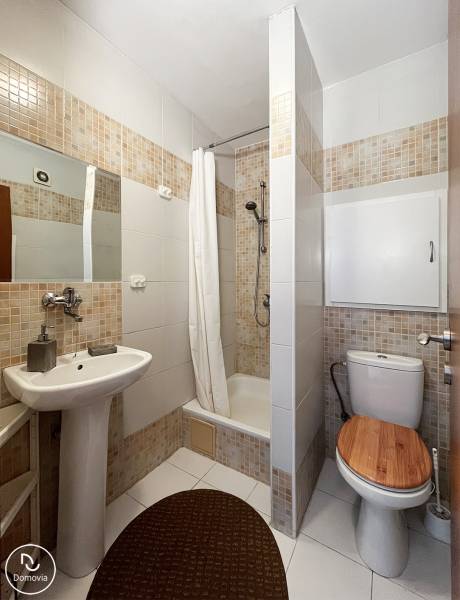 Exkluzívne | Na prenájom priestranný 1i byt Ružinove - Kúpeľňa so sprchovacím kútom, umývadlom a toaletou v 1-izbovom byte.