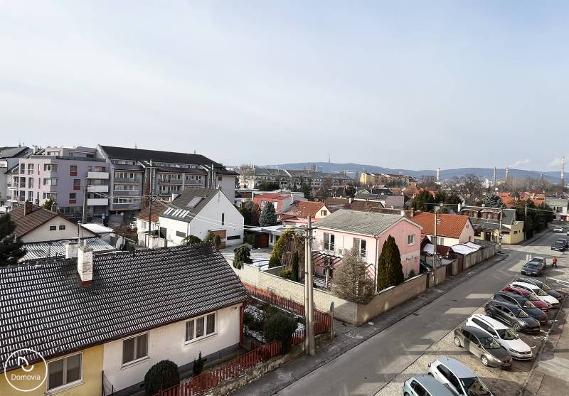 Exkluzívne | Na prenájom priestranný 1i byt Ružinove - Výhľad na zástavbu na Kašmírskej ulici v Bratislave - Ružinove.
