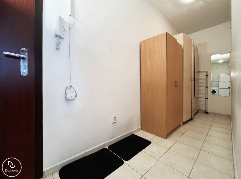 Exkluzívne | Na prenájom priestranný 1i byt Ružinove - Chodba v 1-izbovom byte s bielymi stenami, dlažbou a skriňami.