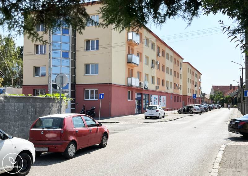 Exkluzívne | Na prenájom priestranný 1i byt Ružinove - Budova s obchodnými priestormi a parkovaním na Kašmírskej ulici v Bratislave - Ružinove.