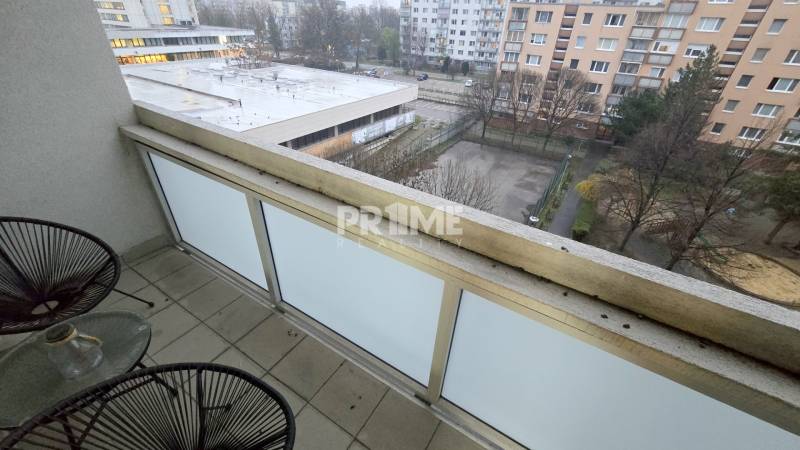 Moderný, rekonštruovaný 3i byt, pivnica, Jašíkova ul., Ružinov - Pošeň - Balkón 3-izbového bytu na Jašíkovej ulici v Bratislave s výhľadom na parkovisko.