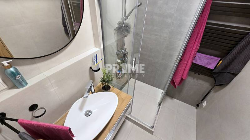 Moderný, rekonštruovaný 3i byt, pivnica, Jašíkova ul., Ružinov - Pošeň - Kúpeľňa v 3-izbovom byte s umývadlom, sprchou a uterákovým radiátorom.