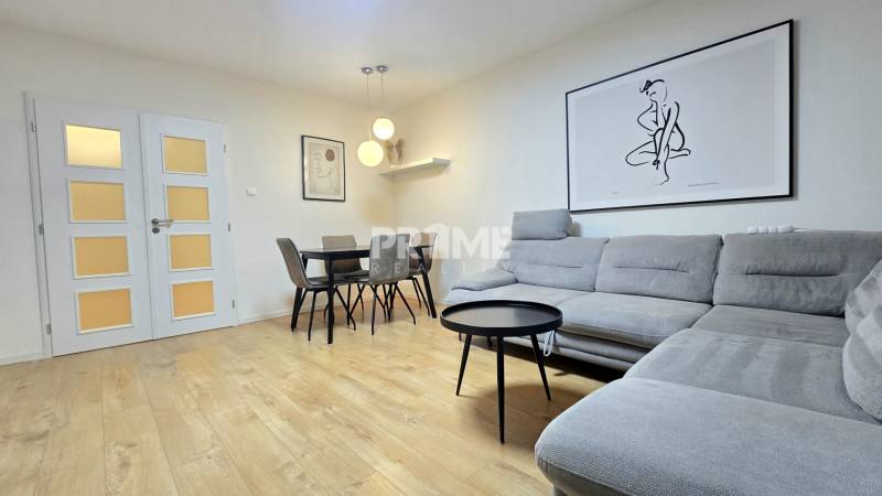 Moderný, rekonštruovaný 3i byt, pivnica, Jašíkova ul., Ružinov - Pošeň - Obývačka v 3-izbovom byte s pohodlnou sedačkou a podlahou s dreveným dekorom.