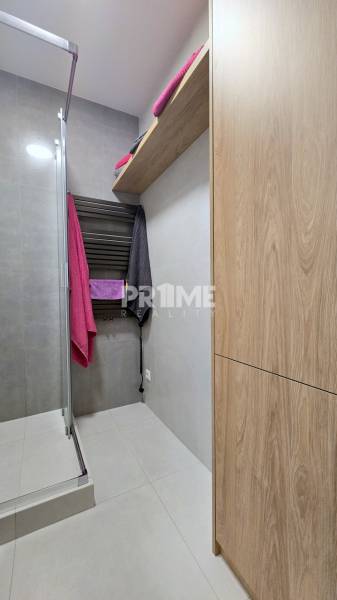 Moderný, rekonštruovaný 3i byt, pivnica, Jašíkova ul., Ružinov - Pošeň - Kúpeľňa v 3-izbovom byte s dreveným dekorom skrinky a otvoreným sprchovým kútom.