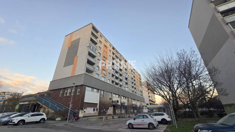 Moderný, rekonštruovaný 3i byt, pivnica, Jašíkova ul., Ružinov - Pošeň - Bytový dom na Jašíkovej ulici v Bratislave - Ružinove s parkoviskom pre 3-izbové byty.