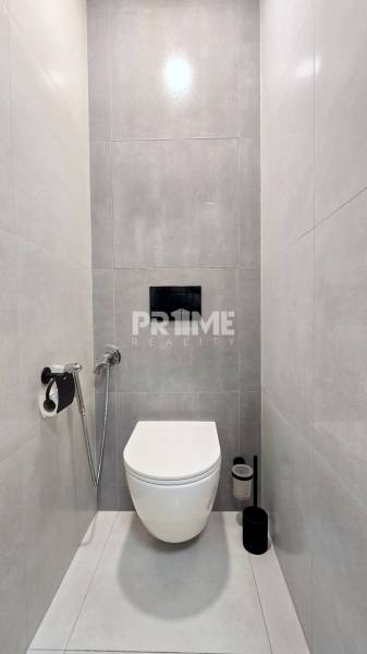 Moderný, rekonštruovaný 3i byt, pivnica, Jašíkova ul., Ružinov - Pošeň - Kúpeľňa so závesným WC a sprchovacou hlavicou v 3-izbovom byte.