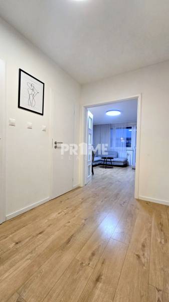 Moderný, rekonštruovaný 3i byt, pivnica, Jašíkova ul., Ružinov - Pošeň - Chodba v 3-izbovom byte s podlahou s dreveným dekorom a obrazom na stene.