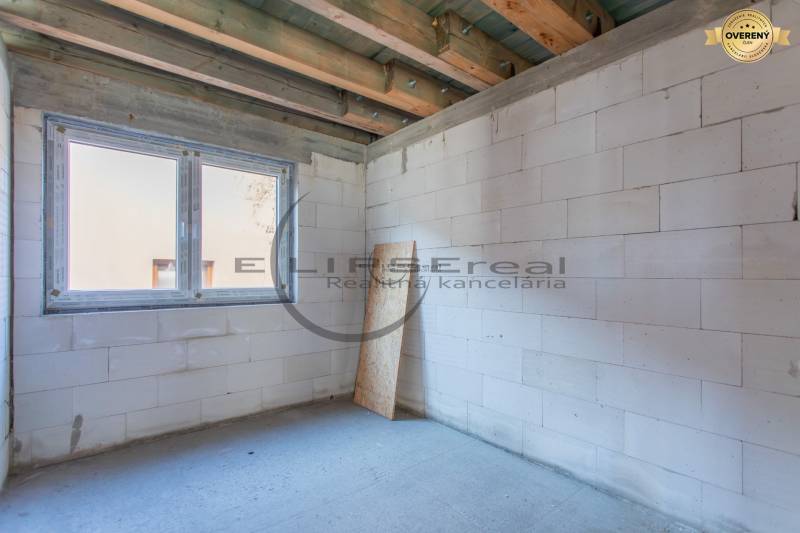 NA PREDAJ polyfunkčná budova v centre obce Veľké Leváre - Stavba s bielymi stenami a veľkým okenným otvorom v Budove.