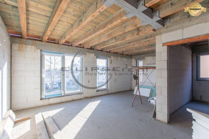 NA PREDAJ polyfunkčná budova v centre obce Veľké Leváre - Interiér rozostavanej budovy s dreveným stropom a veľkými oknami.