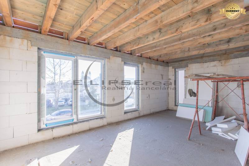 NA PREDAJ polyfunkčná budova v centre obce Veľké Leváre - Stavba vo Veľkých Levároch s veľkými oknami a dreveným stropom, príprava na interiér.