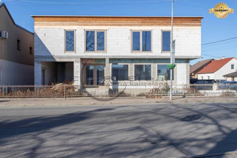 NA PREDAJ polyfunkčná budova v centre obce Veľké Leváre - Budova vo Veľkých Levároch s nedokončenou fasádou stojaca pri ceste.