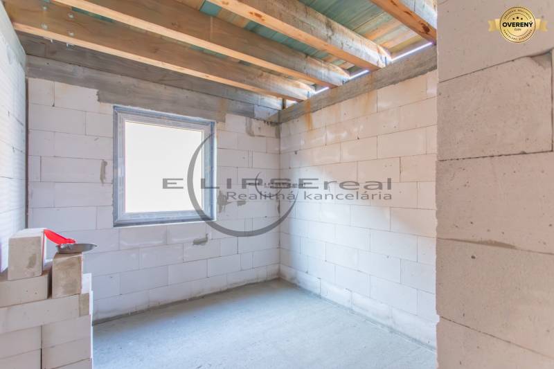 NA PREDAJ polyfunkčná budova v centre obce Veľké Leváre - Interiér budovy s bielymi tehlami a oknom v štýle Veľkých Levár.