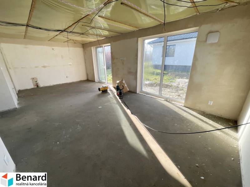 DOKONČENÁ NOVOSTAVBA,SOĽ-VRANOV N. TOPĽOU,MOŽNÁ DOHODA - Prázdna miestnosť s veľkými oknami v rodinnom dome, bez podlahovej krytiny.